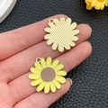 Emaille zonnebloem hanger van goudlegering voor DIY sieraden met getextureerde achterkant - Madeliefje Grote Bloem Stijl (23027)