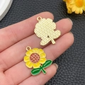 Gouden zonnebloem hanger van legering met gele emaille blaadjes en groen accent - Zonnebloem Hanger (23030)