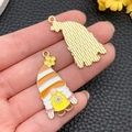 Emaille kabouter bedel met oranje gestreepte hoed en gouden achterkant voor sieraden - Gevlochten Gnoom (23032)