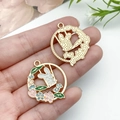 Ciondolo a forma di coniglio e ghirlanda floreale in lega dorata per gioielli fai da te - 30x26mm / Ghirlanda Cava Coniglio Altalena Fiori Smalto Bianco