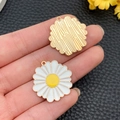 Madeliefje bedeltjes met wit emaille en goudkleurig metaal voor doe-het-zelf sieraden - Witte Grote Chrysant Stijl (23033)