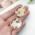 Ciondolo in lega con coniglio e fiori di ciliegio rosa per gioielli fai-da-te - 30x27mm / Ghirlanda Cava Coniglio Fiori Cavi Smalto Bianco