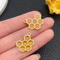 Gouden honingraat bedeltjes met doorschijnende hars voor DIY-sieraden en creatieve hobby - Dubbelzijdige Bijenraat Bij Stijl (23151)