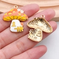 Colgante de hongo esmaltado para joyería con tapa naranja y reverso de metal dorado - Casa de Hongos de Esmalte Naranja Acción de Gracias (20284)