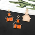Halloween huis bedeltje in zwart en oranje emaille met een getextureerde gouden zijde - Zwart Oranje Kasteel (14002)