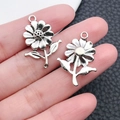 Colgante de girasol plateado para joyería DIY con pétalos de metal detallados - Flor Plata Antigua (6710)