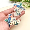 Colgante de acrílico con loro y flores para la creación de joyas artesanales DIY - Loro Azul Grande con Flor (23860)