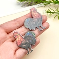 Pendentifs coq en acrylique avec design peint à la main pour création de bijoux DIY - Coq Rouge à Queue Courte (23944)