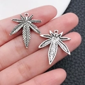 Colgantes de hoja de cannabis en plata antigua para creación de joyas de bricolaje - Hoja de Arce Pequeña de Plata Antigua (7169)