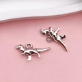 Detailopname van twee zilveren Tyrannosaurus Rex metalen bedeltjes voor DIY-sieraden - Antiek Zilveren Kleine T-Rex (B90)