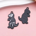 Macro-opname van dinosaurus skelet hanger met emaille voorkant en getextureerde achterkant - Zwart en Wit Tyrannosaurus Skelet (18104)