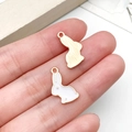 Vue détaillée de breloques lapin et carotte pour bijoux DIY tenues en main - Lapin en Émail Blanc (9945)