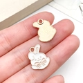 Vue macro détaillée de breloques lapin en émail blanc pour la création de bijoux DIY - Lapin au Nœud en Émail Blanc (23286)
