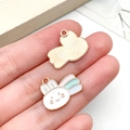 Détail d'un joli pendentif lapin blanc en émail pour la création de bijoux DIY - Lapin Arc-en-ciel en Émail Blanc (23285)