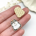 Dettaglio di ciondoli a forma di cane in smalto bianco e nero con trama intrecciata dorata - Base Oro Cane Cartone Animato Nero Bianco (23491)