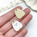 Dettagli fronte e retro di ciondoli a cucciolo in smalto bianco con finitura dorata - Base Oro Cucciolo Bianco Spettinato (23489)