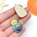 Détail d'un pendentif océan coloré avec finition émail et perle d'imitation - 31x18x5.5mm / Oiseau de Mer Perle Corail Océan / Bleu Clair Saupoudré d'Or (23575)
