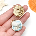 Détail macro de pendentifs tropicaux en forme de coquillage et étoile de mer avec perle - 27.5x24x10mm / Coque d'Étoile de Mer Perle d'Océan / Bleu Clair Saupoudré d'Or (23572)