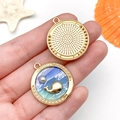 Détail d'un pendentif doré rond avec motif de baleine et perle blanche sur le thème marin - 28x24x4mm / Baleine Perle Ronde Océan / Émail Bleu (23570)