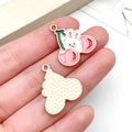 Pendentifs cerise lapin en émail blanc et rose pour la fabrication de bijoux DIY - Lapin Blanc à la Cerise en Émail Rose (23083)