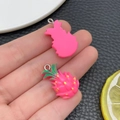 Vue détaillée de pendentifs pitaya en résine faits main avec anneaux métalliques pour bijoux - Style Fruit du Dragon (24383)