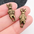 Detaillierte Nahaufnahme antiker Bronze-Hasenanhänger mit feinen Metalltexturen - Antik Bronze Hasen-Accessoire (8330)
