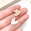 Charm lapin blanc émaillé avec dos en métal doré pour la création de bijoux DIY - Lapin en Émail Blanc à Oreilles Roses (23085)