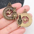 Makroansicht von Vintage-Hasen-Anhänger aus Bronze mit hohlem Zifferblatt-Design - Vintage Hasenuhr (8287)