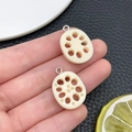Vue macro de breloques en résine en forme de lotus pour bijoux DIY et accessoires - Style Tranche de Racine de Lotus (24380)