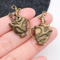 Makro-Detail von zwei bronzenen Vintage-Hasen-Teekannen-Anhängern für DIY-Schmuck - Antik Bronze Teetassenhase (8256)