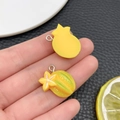 Gros plan de pendentifs DIY en résine en forme d'ananas et de carambole avec boucles en métal - Style Carambole (24379)