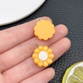 Détail macro du pendentif tournesol en résine avec pétales jaunes et anneau argent - Style Maïs (24378)