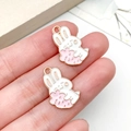 Charmants pendentifs lapin blanc et fraise rose avec bordures en métal doré - Lapin à la Carotte Rose en Émail Rose (23281)