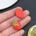 Gros plan détaillé de pendentifs fraises en résine avec boucles en métal pour bijoux DIY - Style Fraise (24377)