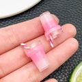 Nahaufnahme von Miniatur-Milchshake-Anhängern aus Harz in Rosa für DIY-Bastelarbeiten - Rose Red (24297)