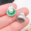Détail du pendentif en coquille avec émail vert et perle pour bijoux faits main - Vert Émail Coquillage Perle Marina (19041)