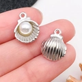 Détail de pendentifs coquillages argentés avec perle pour création de bijoux DIY - Blanc Émail Coquillage Perle Marina (19040)
