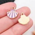 Détail d'un pendentif coquillage en émail violet et blanc avec un dos en métal doré - Coquillage en Émail Violet (10993)