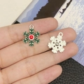 Zilveren sneeuwvlok hanger met groen emaille en rood kristal voor DIY sieraden maken - Groene Emaille Kerst Sneeuwvlok (14312)