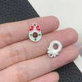 Zilveren kerstkrans hanger met rode strik en groene stippen voor DIY armbanden - Witte Emaille Kerstkrans (14314)