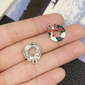 Zilveren kerstkrans bedeltje met rode strik en emaille voor DIY sieraden maken - Wit K Emaille Groene Kerstkrans (19647)