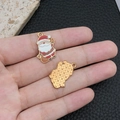 Χρυσό σμάλτο μενταγιόν Άγιος Βασίλης για DIY χριστουγεννιάτικα κοσμήματα και μπρελόκ - Άγιος Βασίλης με Τσάντα Δώρου Μπισκοτάνθρωπο (19680)