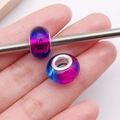 Vista macro de abalorios de resina degradada violeta y azul con núcleo de metal plata - Estilo Redondo Bicolor (13177)