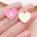 Dettaglio di ciondoli a cuore in smalto rosa con nastro bianco per gioielli fai da te - Ciondolo Nastro con Fiocco e Cuore Rosa Scuro (24874)
