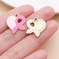 Dettaglio macro del ciondolo a cuore in lega con nastro rosa tenuto in mano - Ciondolo Nastro con Fiocco e Palloncino Rosa (24873)