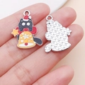 Detalle de ambos lados de un dije festivo de esmalte con diseño de gato negro de Navidad - Estilo de Gato con Copo de Nieve y Campana (25239)