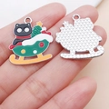 Detalle del colgante de gato navideño en trineo con parte posterior de metal texturizado - Estilo de Gato en Trineo de Navidad (25241)