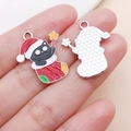 Detalle de colgantes navideños de gato negro con diseño esmaltado y reverso de metal texturizado - Estilo de Gato en Calcetín de Navidad (25240)