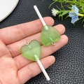 Vista dettagliata dei ciondoli lecca-lecca a forma di cuore in resina verde per bigiotteria - Verde Trasparente (24554)