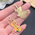 Ciondolo a violino smaltato con fiori di ciliegio e base dorata per gioielli fai da te - Violoncello Strumento Smalto Giallo (21166)